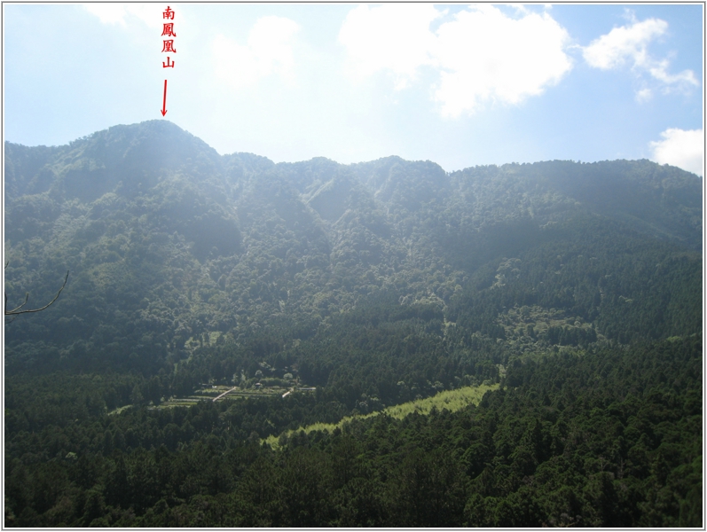 2011-06-18 09-41-33從觀景步道看鳳凰山.JPG